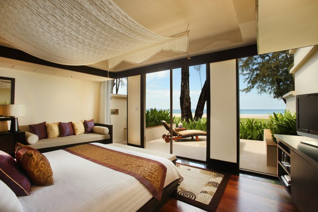 dusit-thani-laguna-phuket-accommodation-pool-villa-master-bedroom-ocean-front