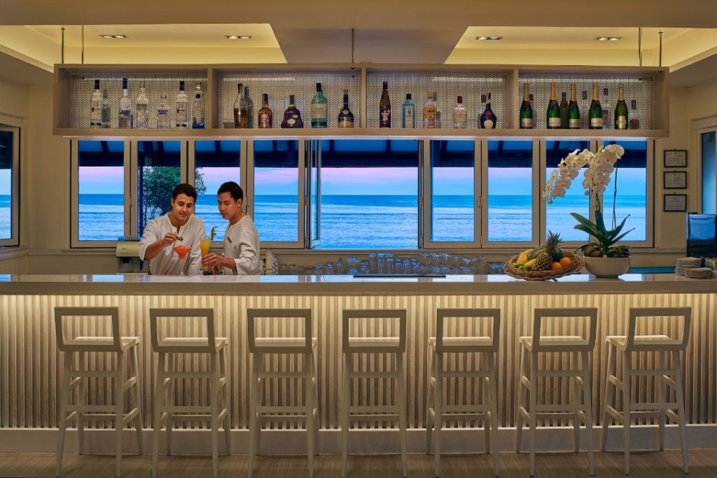 dusit-thani-laguna-phuket-dining-lifestyle-casuarina-beach-restaurant-bar-with-seaview