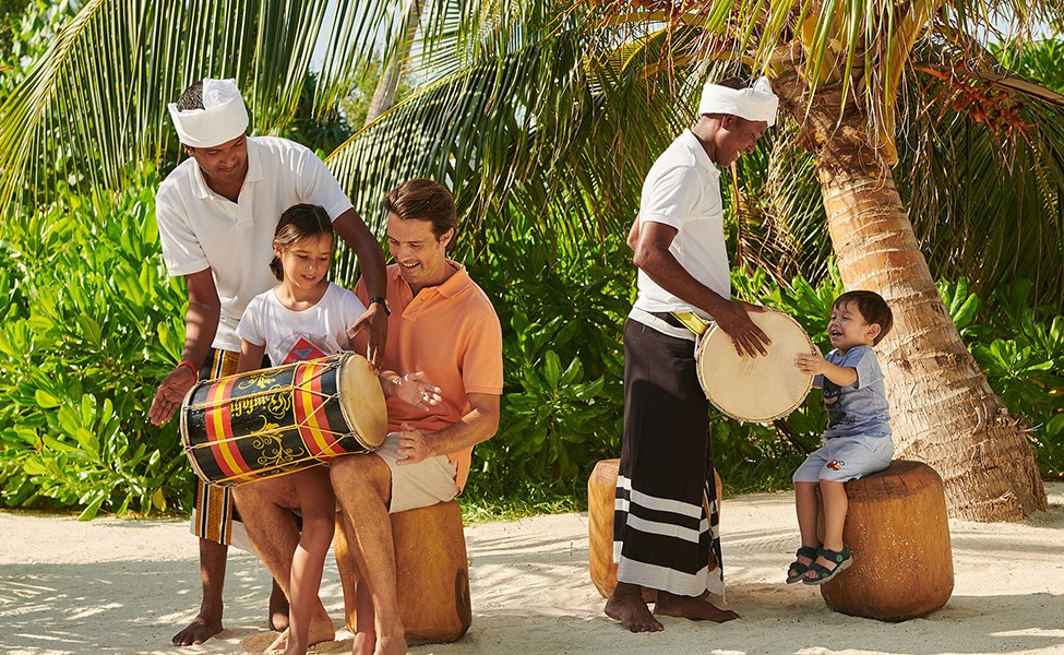 MLD-FAMILY-WITH-MALDIVIAN-DRUMMERS-975×600