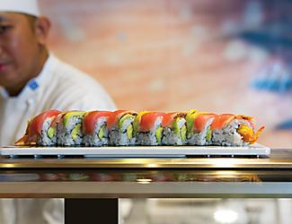 anthem-of-the-seas-izumi-sushi-chef-salmon-roll