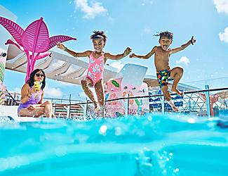 wonder-of-the-seas-royal-caribbean-pool-deck-family-swimming