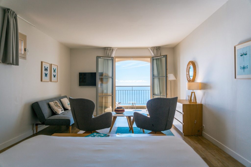 hotel-4-etoiles-la-villa-douce-saint-tropez-rayol-chambre-et-suites-vue-mer-aout-septembre-2023-3-scaled