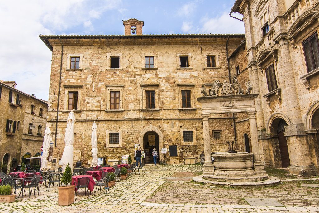 2048px-Palazzo_del_Capitano_Montepulciano_SIENA