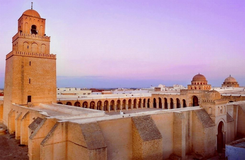 2048px-Vue_d’ensemble_de_la_Grande_Mosquée_de_Kairouan,_Tunisie