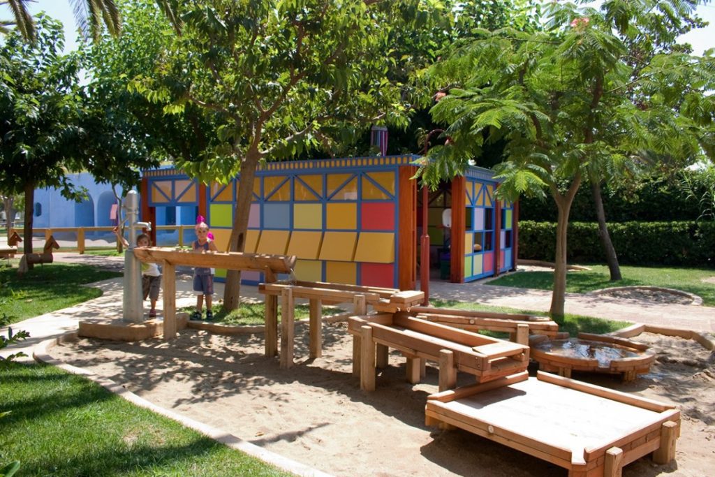 AQUILA-RITHYMNA-BEACH-CHILDRENS-CLUB-PLAYING-AREA