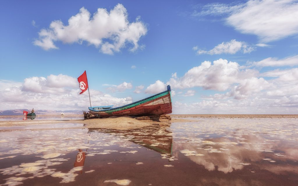 Barque_sur_une_mer_de_sel_à_Chott_Jrid